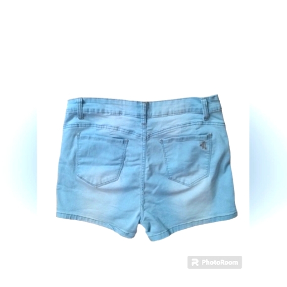 VIP Jean Shorts (Juniors) Light Wash - Picture 2 of 3